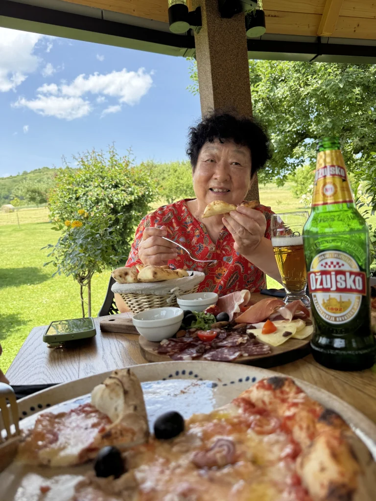 Wang Hong beim Essen