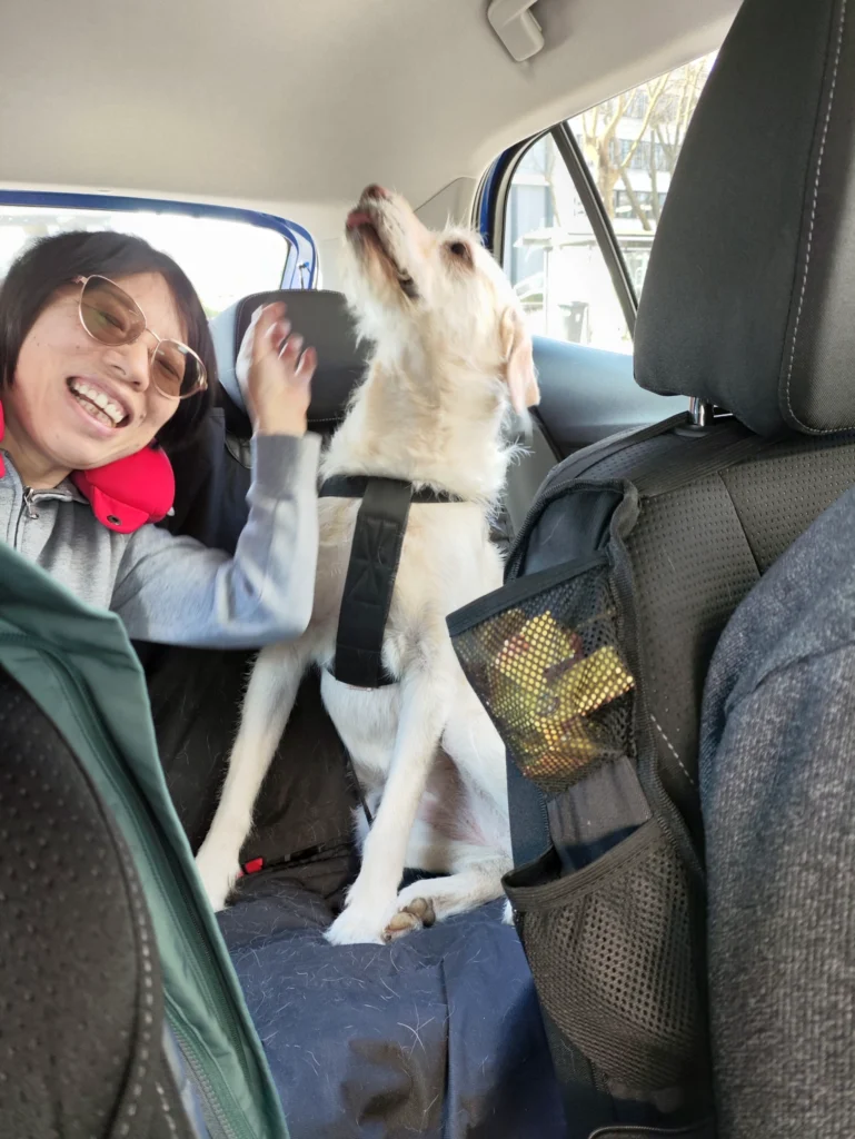 Luna und Rong während der Anreise im Auto
