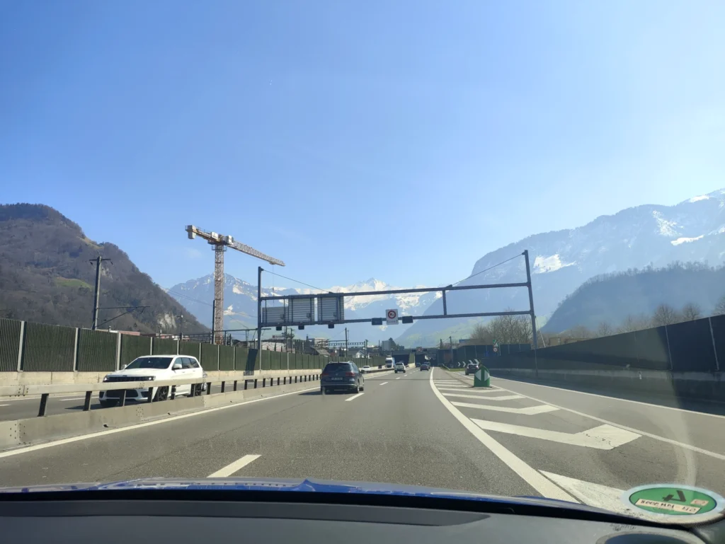 Blick aus dem Auto auf die Alpen