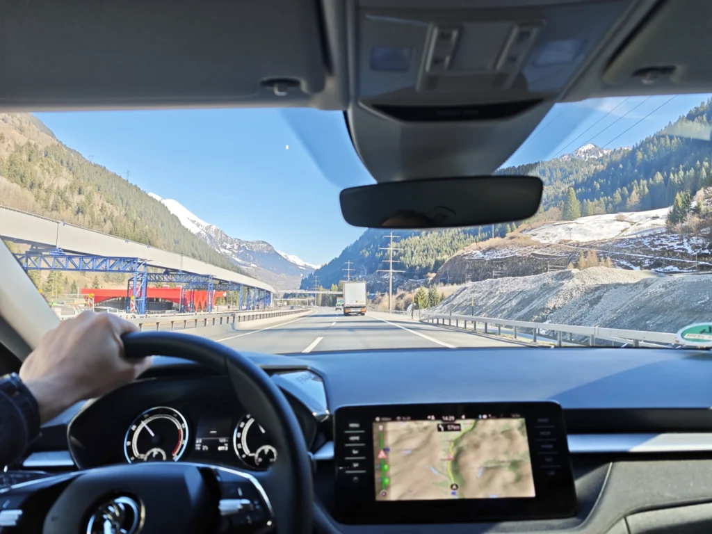 Blick aus dem Auto auf die Alpen