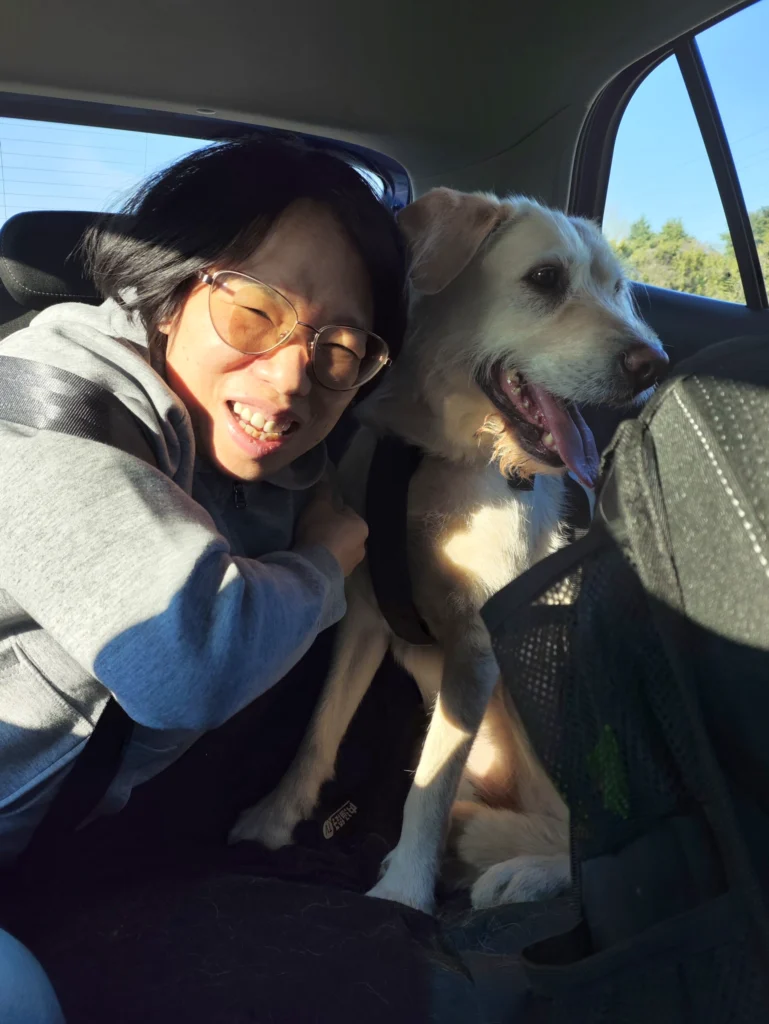 Luna und Rong während der Anreise im Auto