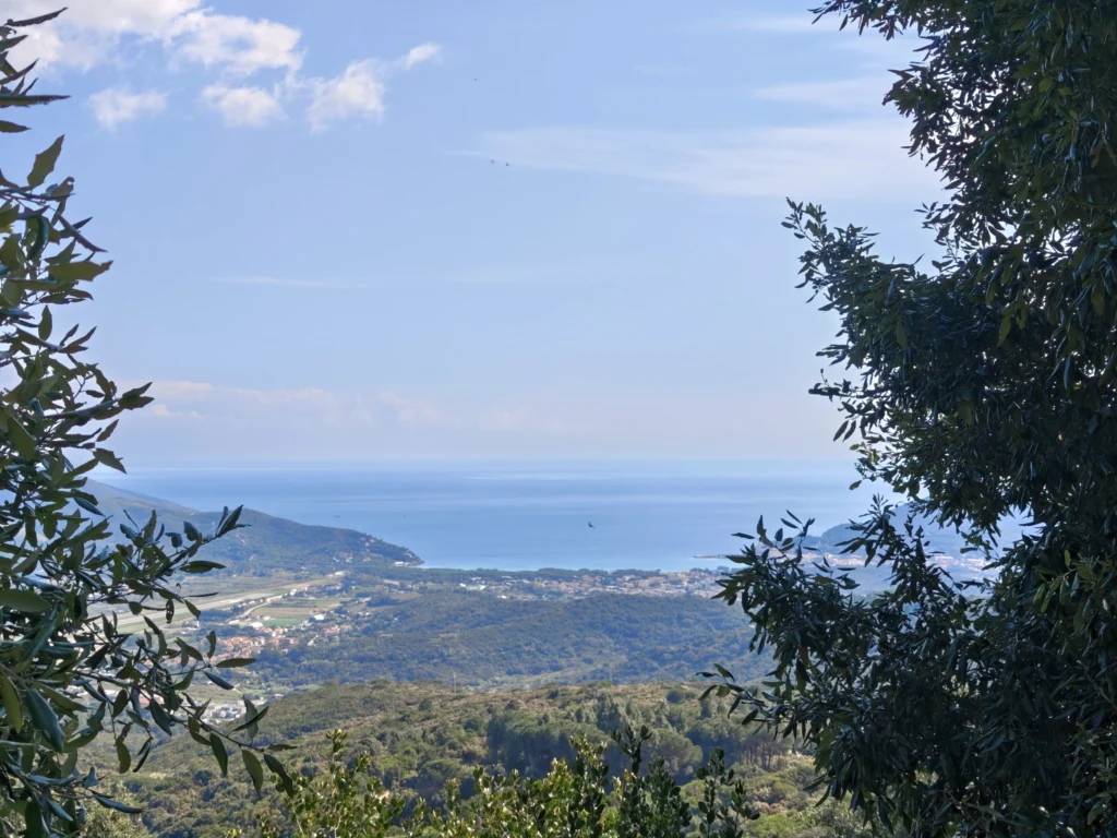 Blick vom Wanderweg zum Monte Perone zurück auf die Küste von Elba