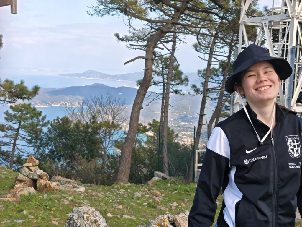 Matorina auf dem Monte Perone. Im Hintergrund ist der Küstenverlauf von Elba zu sehen.