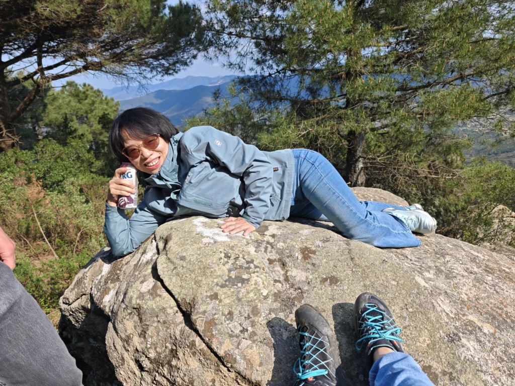 Rong ruht sich auf einem Felsen aus.