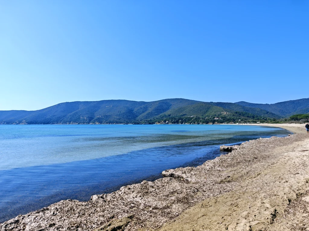 Blick auf das Mittelmeer vom Strand bei Lacona