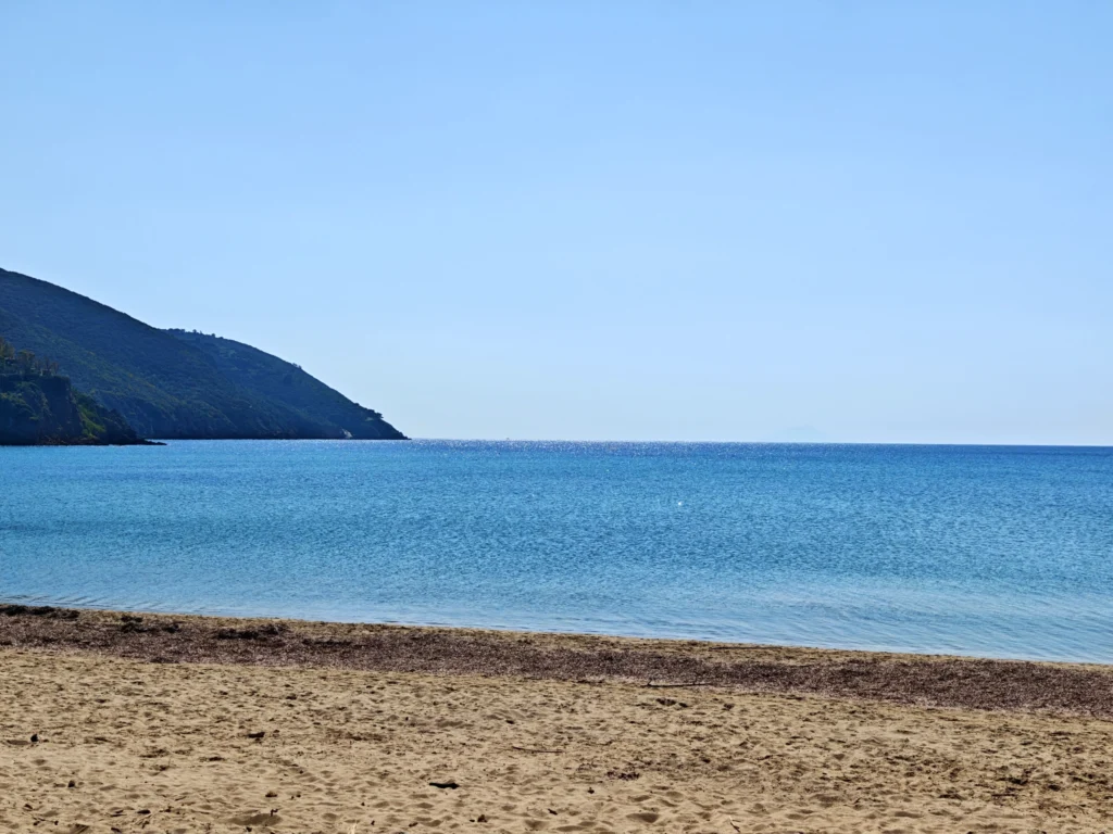 Blick auf das Mittelmeer vom Strand bei Lacona