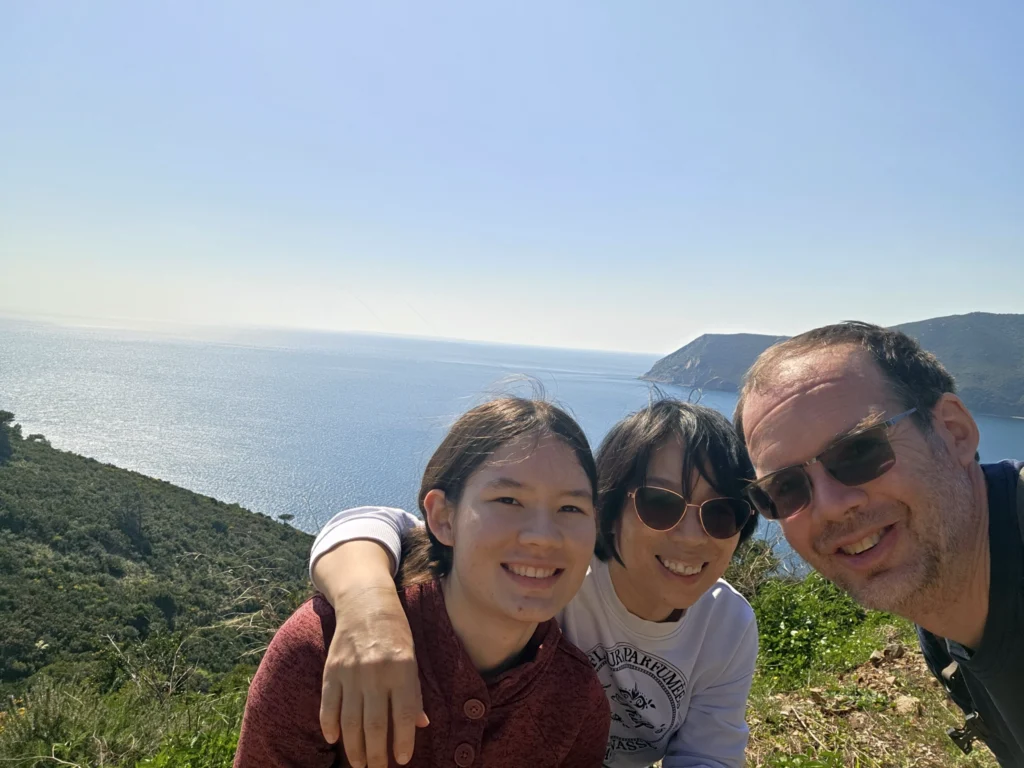 Rong, Matorina und Stefan mit der Küste von Elba im Hintergrund