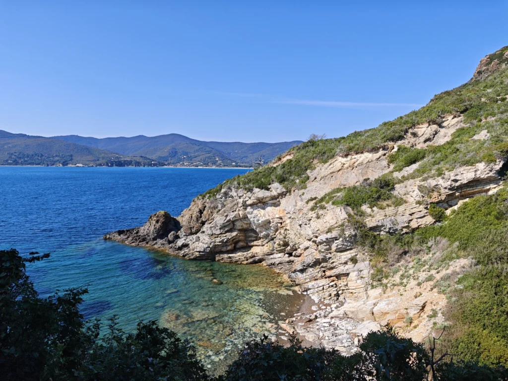 Blick auf eine kleine versteckte Bucht von Oben