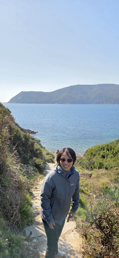 Rong auf der Zuwegung zu einer kleinen verstecktem Bucht