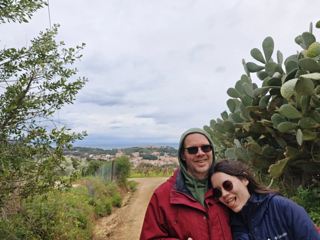 Matorina und Stefan mit grüner Landschaft im Hintegrund