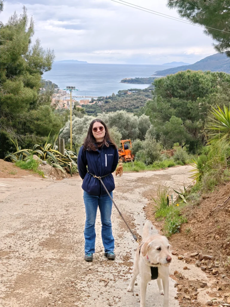 Matorina und Luna mit der Küste von Porto Azzurro im Hintergrund