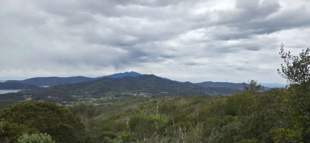 Blick auf die bergige Landschaft von Elba