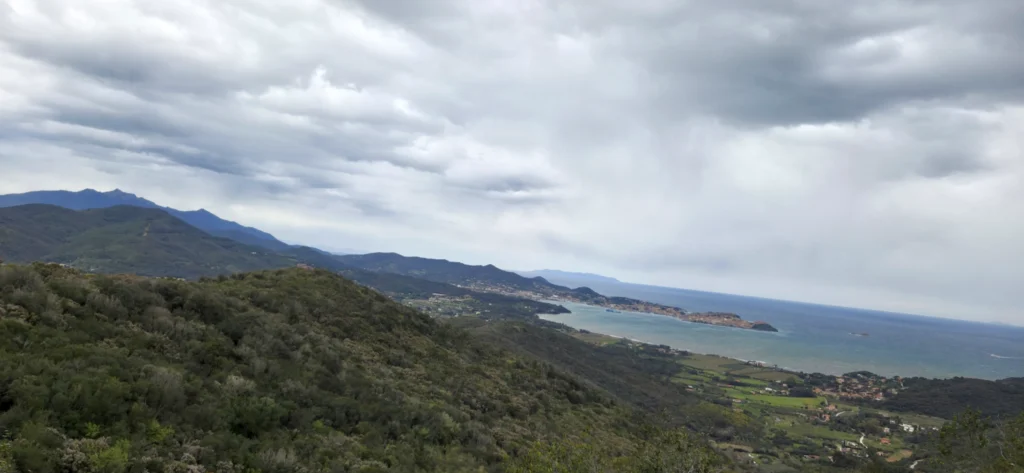 Blick auf die bergige Landschaft von Elba und auf Portoferraio