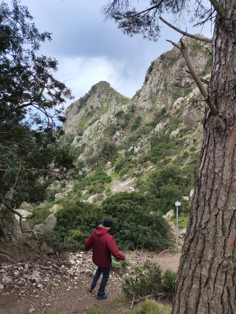 leicht neben dem Monte Castello. Der Abstieg beginnt.