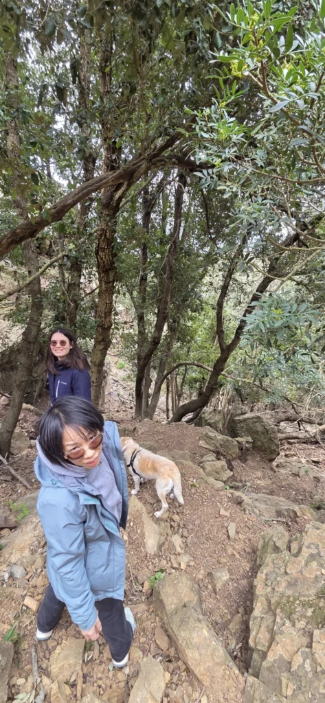 Matorina, Rong und Luna beim Abstieg über einen felsigen Untergrund