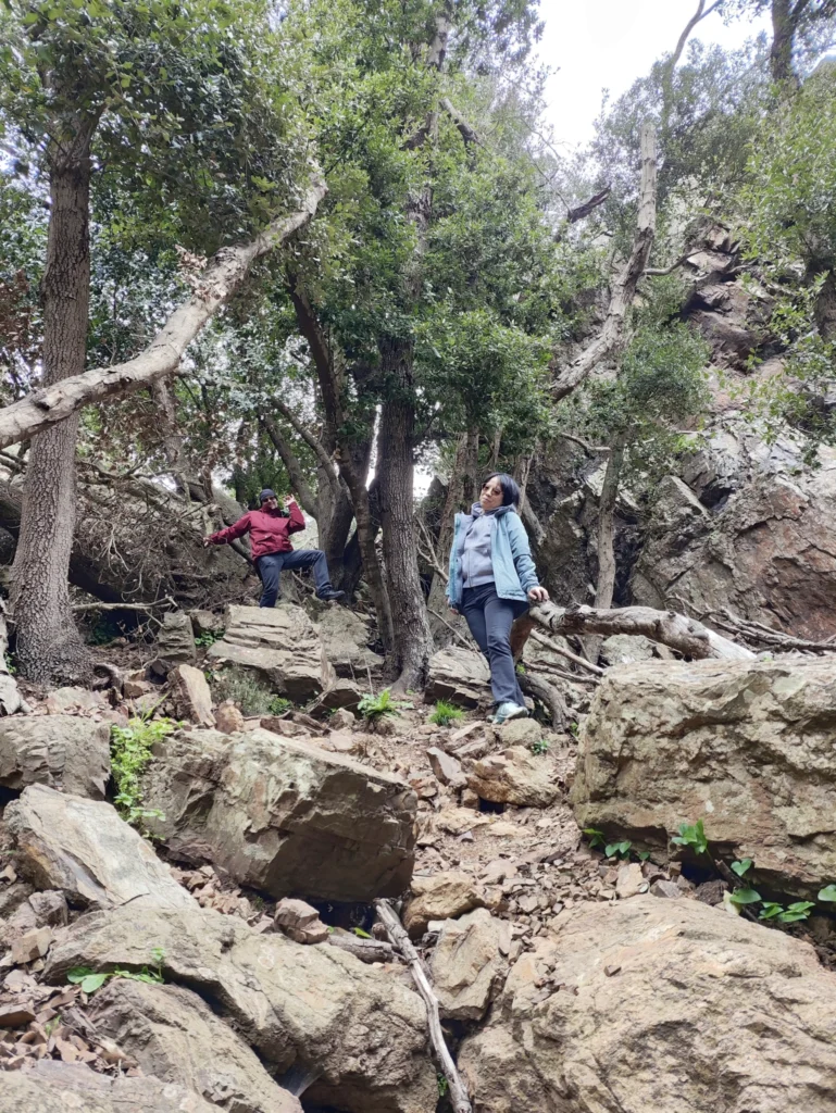 Rong und Stefan beim Abstieg über einen felsigen, steilen Untergrund