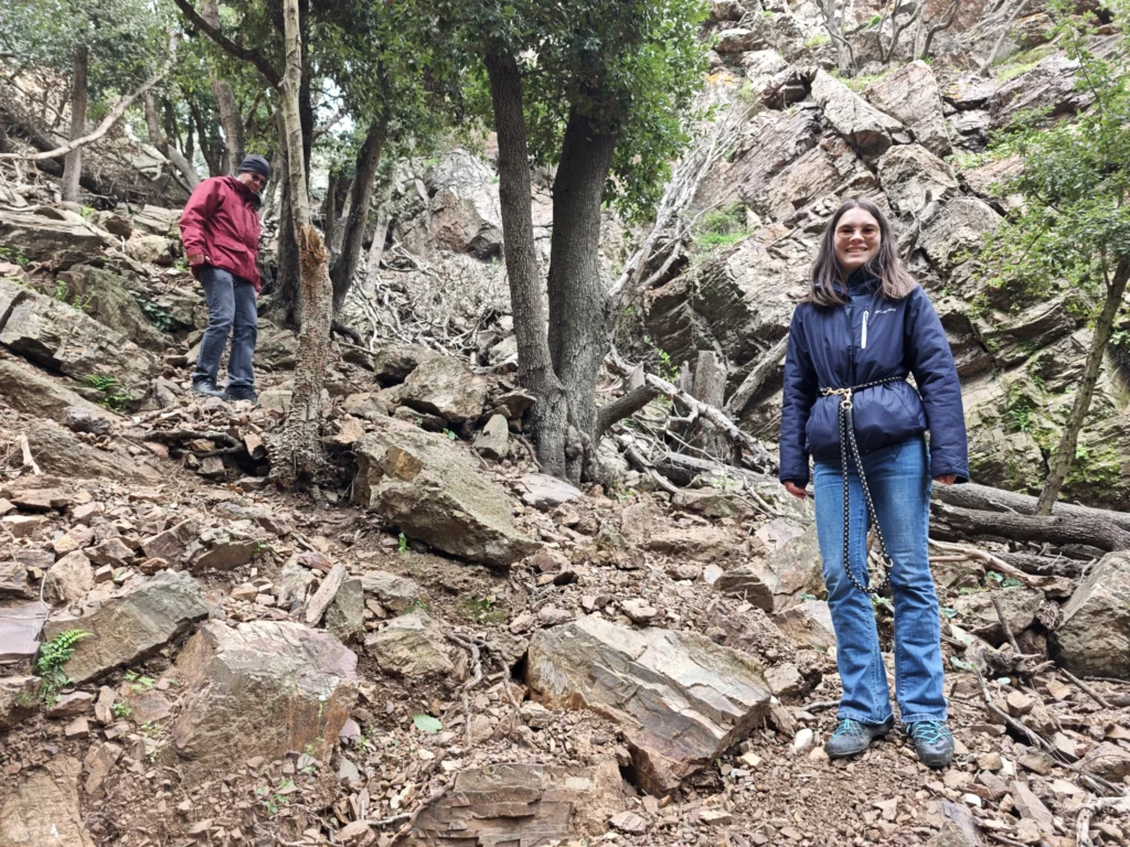 Matorina und Stefan beim Abstieg über einen felsigen, steilen Untergrund