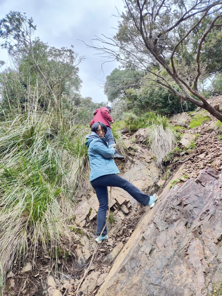 Rong steigt am Seil gesichert ein Teil des Weges hinab.
