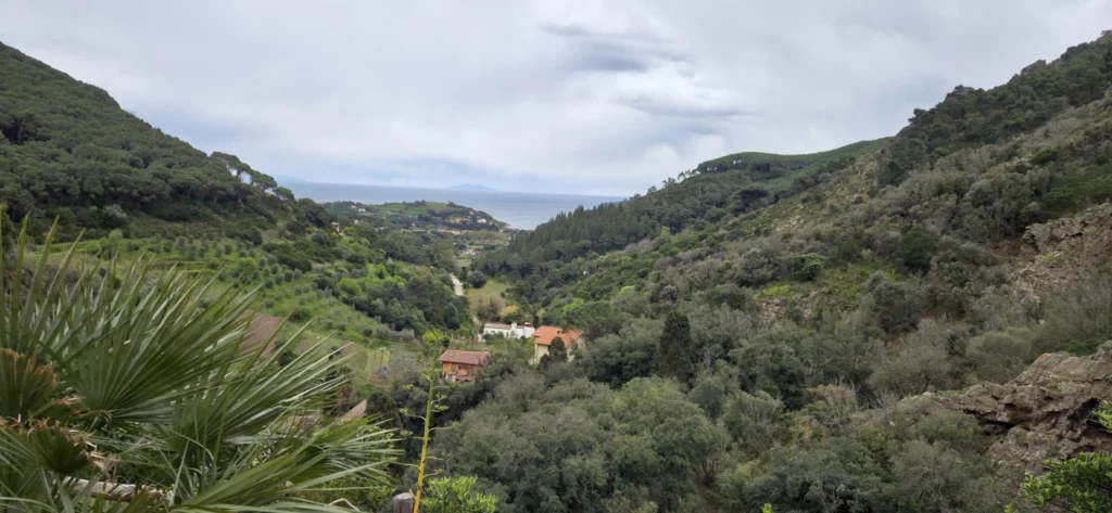 Blick vom Santuario della Madonna di Monserrato auf den Rest des Weges bis zur Küste