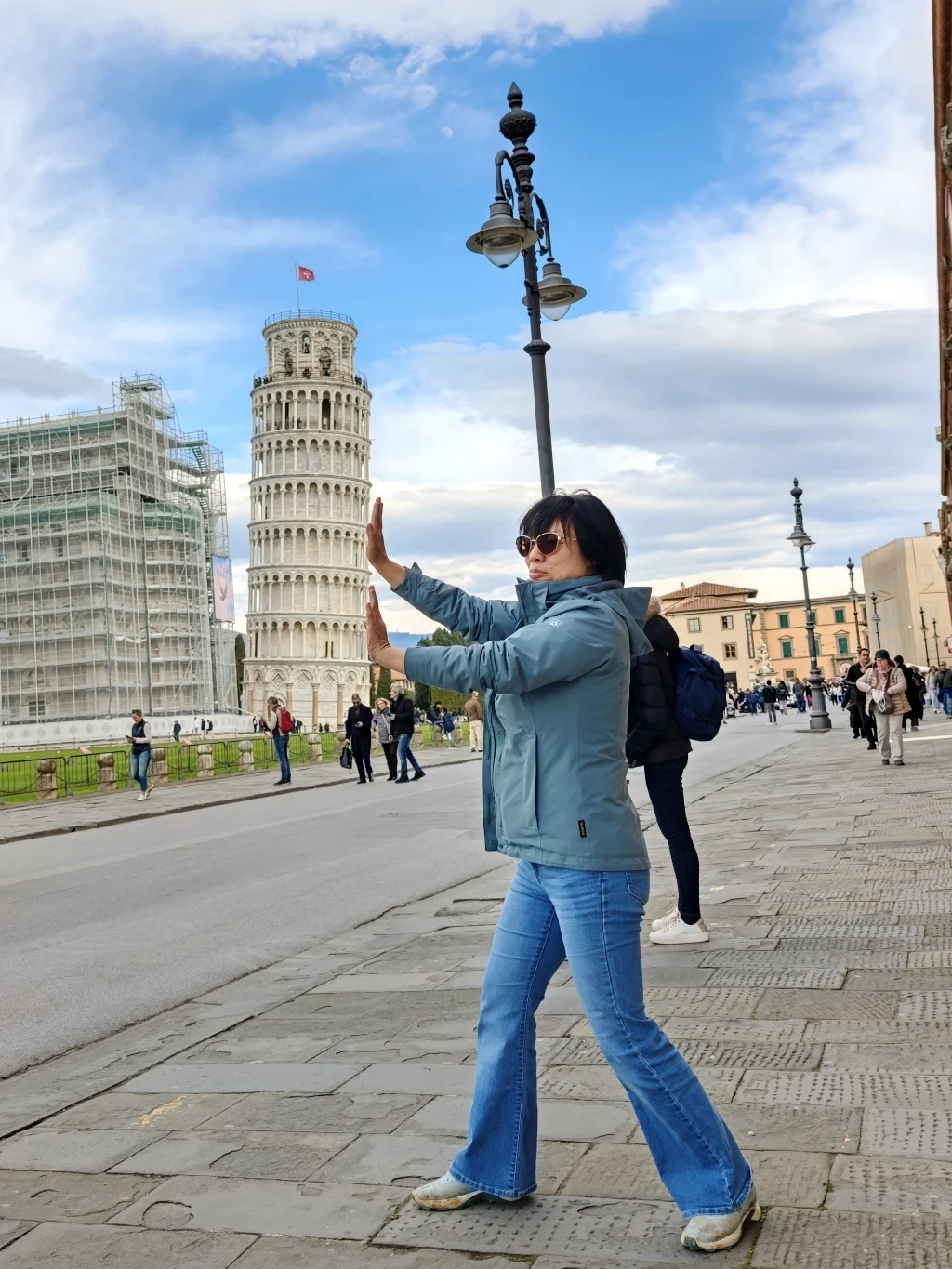 Rong stützt den schiefen Turm von Pisa