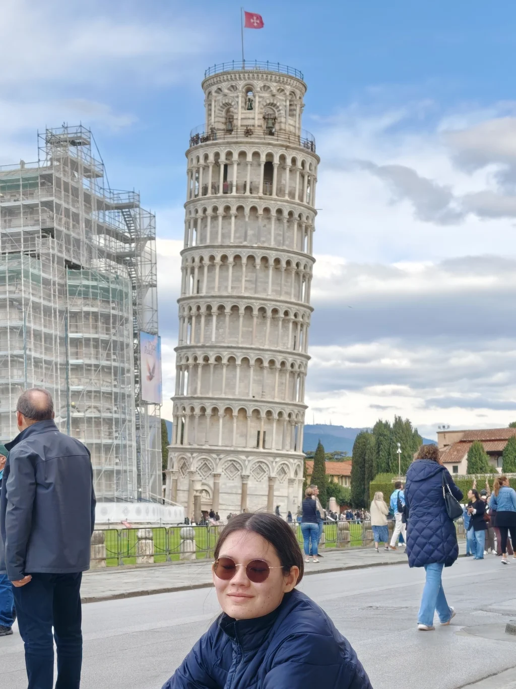 Matorina trägt den schiefen Turm von Pisa auf dem Kopf