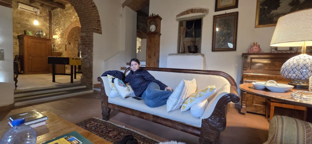 Matorina auf dem Sofa im Wohnzimmer