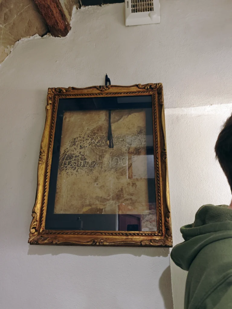 "Eingerahmt" ist eine "Urkunde", Sie zeigt ca. das Baujahr des ursprünglichen Gebäudes.