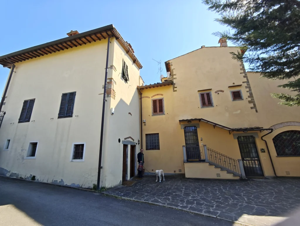 Blick auf das Gebäude, das Apartment liegt im Erdgeschoss / Keller