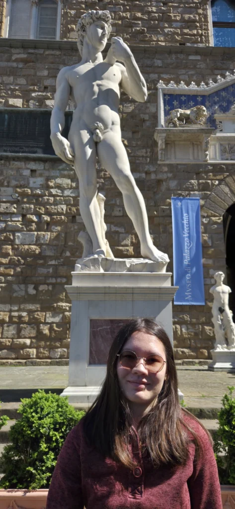 Matorina vor der berühmten Statue des David
