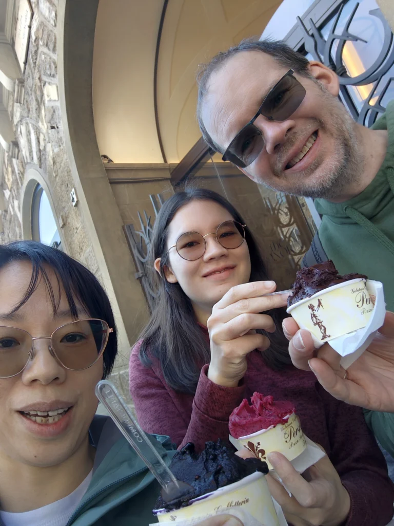 Rong, Stefan und Matorina beim Eis essen