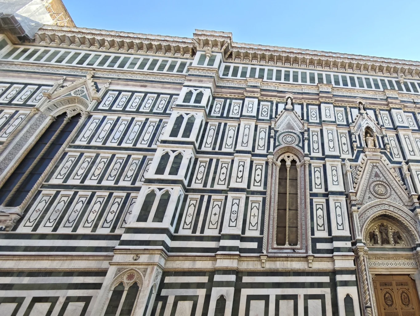 Blick auf Seitenfenster der Cattedrale di Santa Maria del Fiore