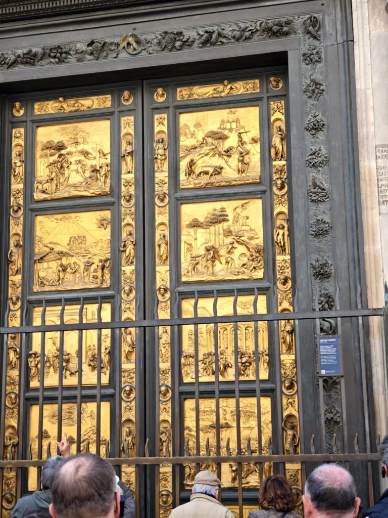 Blick auf einer der Türen der Battistero di San Giovanni