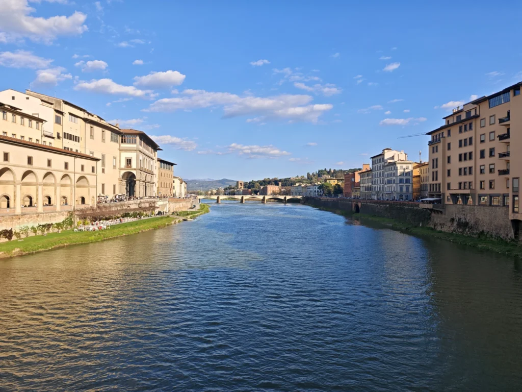 Blick entlang des Flusses Richtung Ostes von der Ponte Vecchio aus.