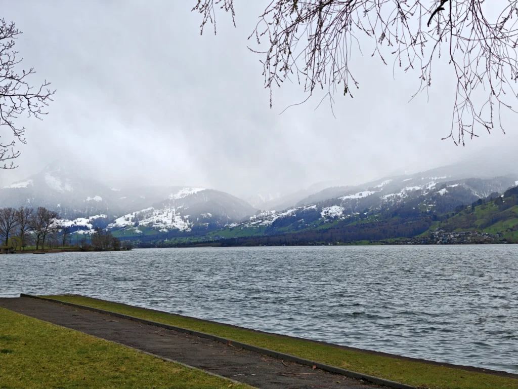 Blick über den See von Sachseln in die Berge