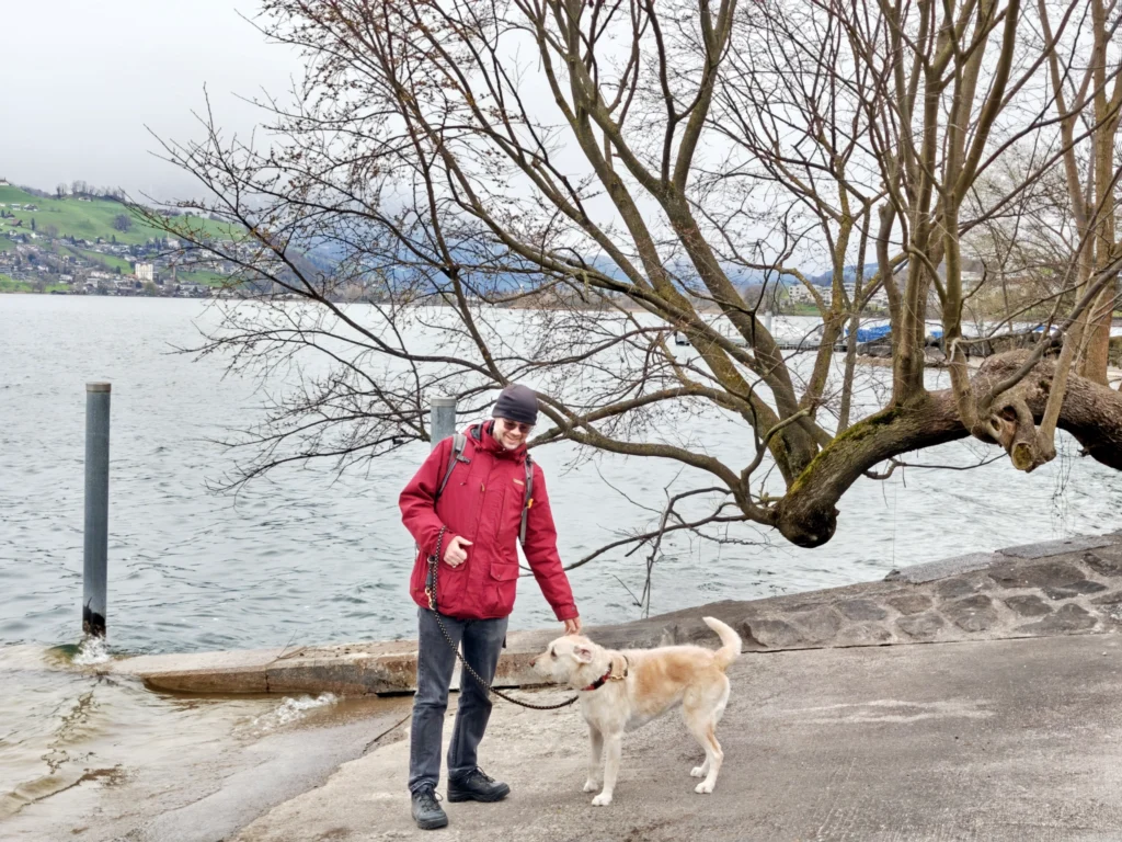 Stefan und Luna mit dem See in Hintergrund