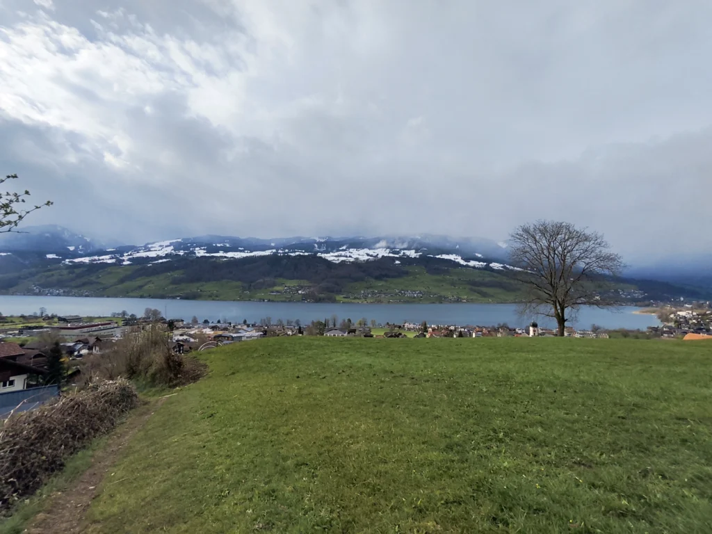 Blick auf die Berge, Sachseln liegt unterhalb der grünen Wiese