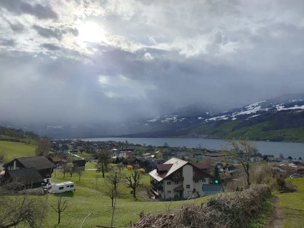 Blick auf Sachseln mit den Bergen im Hintergrund